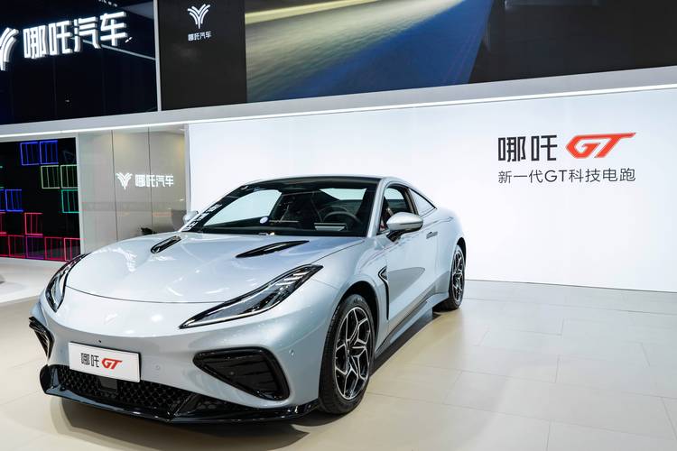 东莞123哪吒汽车在智能汽车领域的表现，领途汽车在新能源汽车市场中的影响力